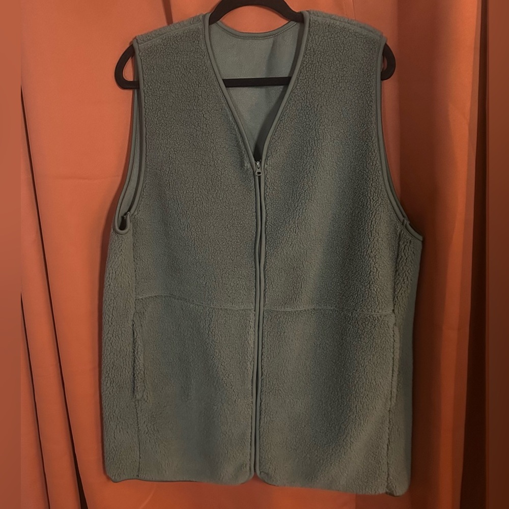 Sleeveless fleece vest with pockets and zipper. Green color. Size XL